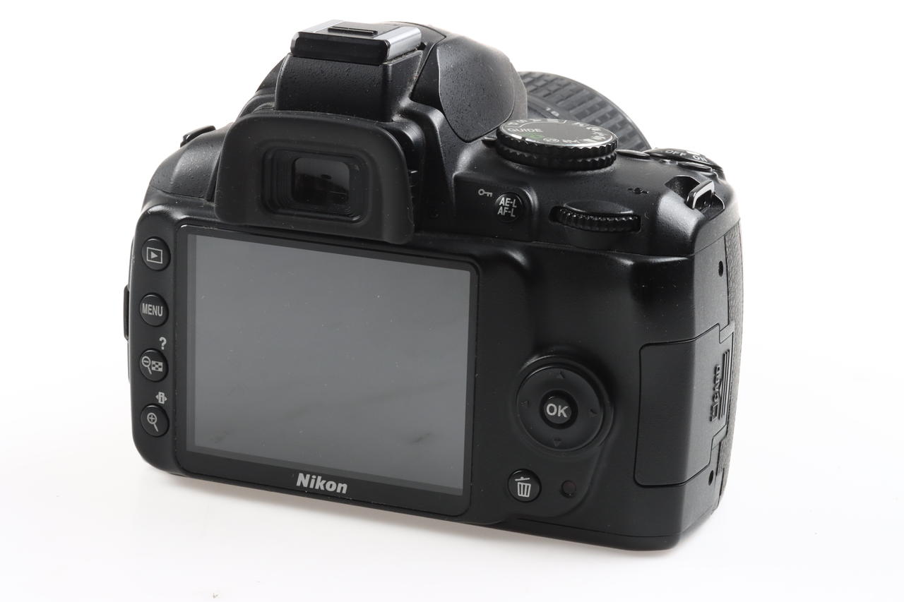 Nikon D3000 mit AF-S DX 18-55mm f/3,5-5,6 G VR - #6662967