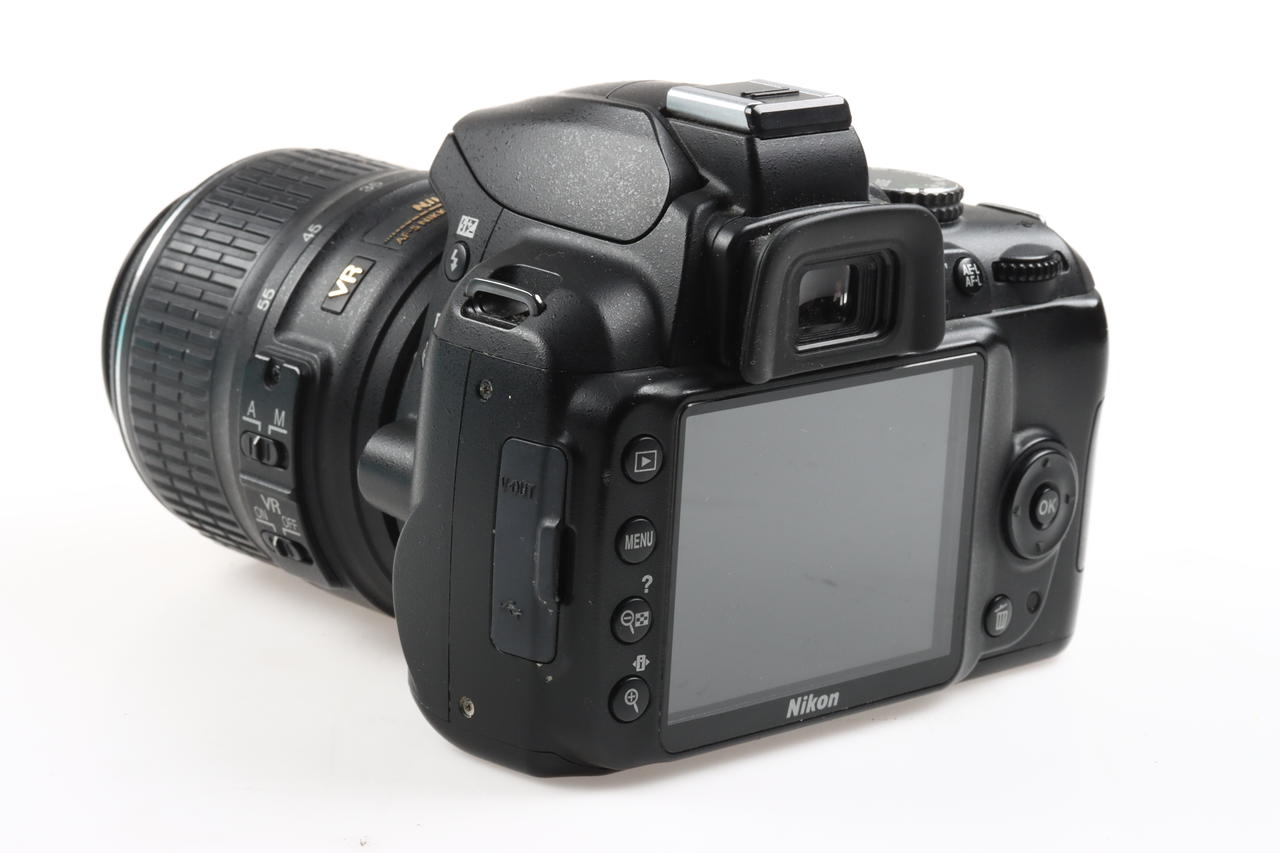 Nikon D3000 mit AF-S DX 18-55mm f/3,5-5,6 G VR - #6662967