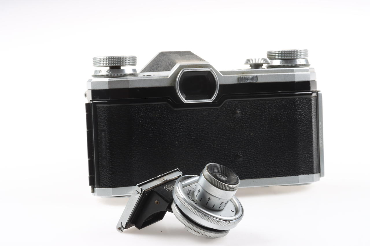 Pentacon Gehäuse mit Tessar 50mm f/2,8 und Sucher - #4769422